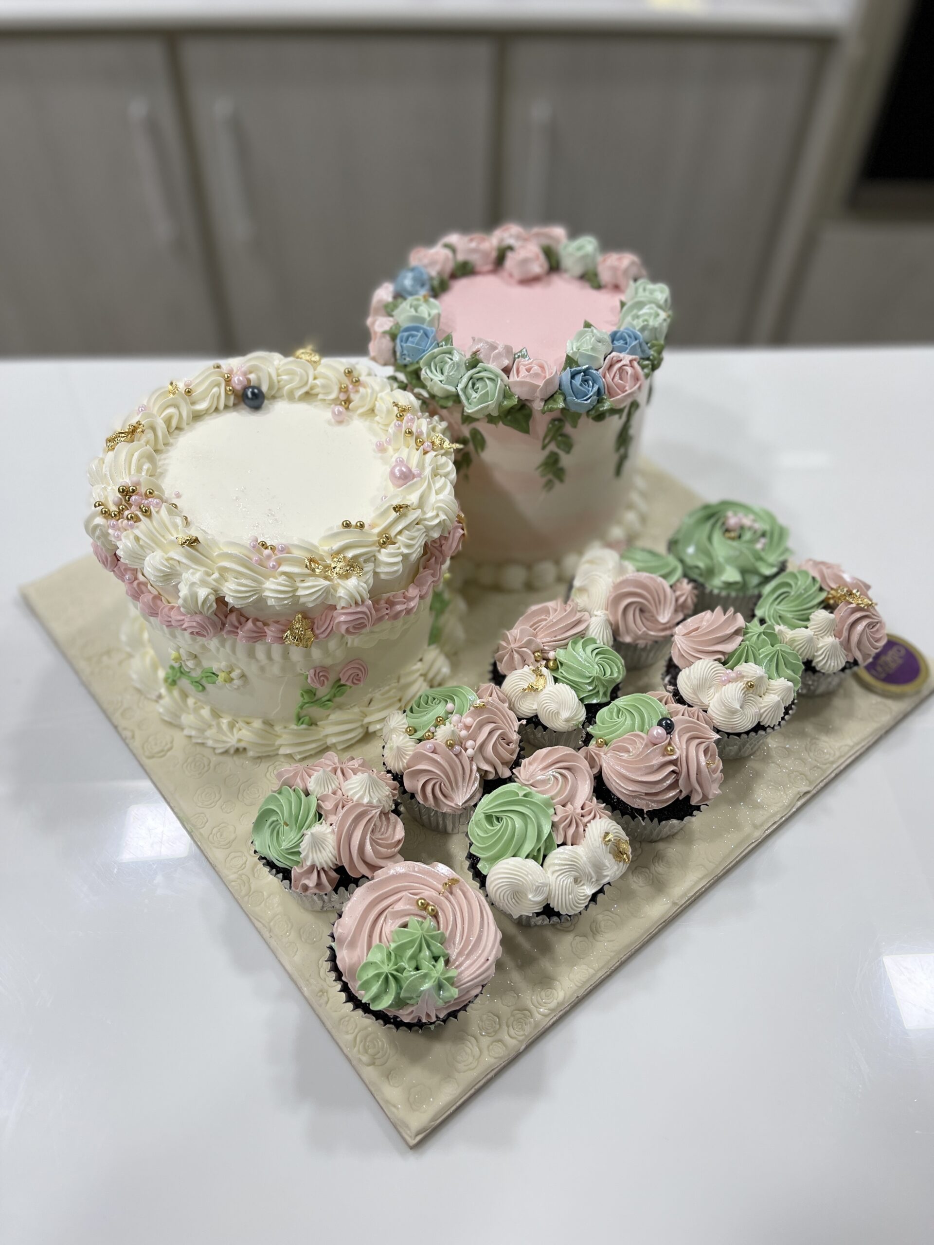 Twin Cake Platter With Cupcakes
